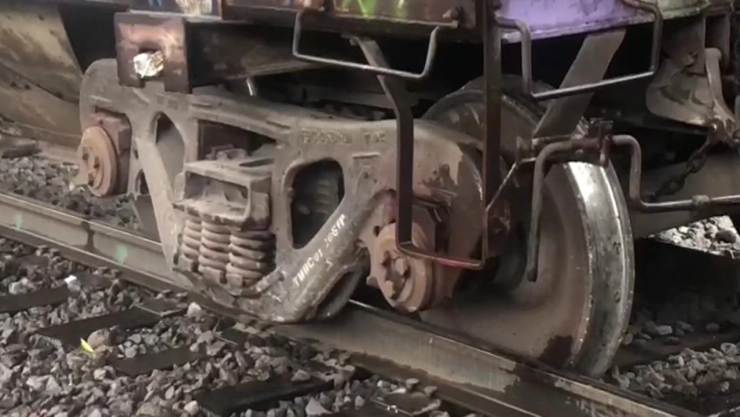 Personal trabaja para resolver el descarrilamiento del tren en Tlalnepantla.