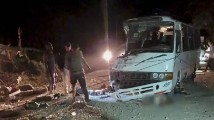 Autobus con migrantes cae a barranco en Panamá.