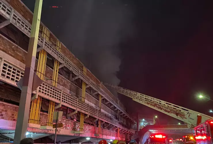 Incendio consume locales en Mercado San Juan de Dios en Guadalajara