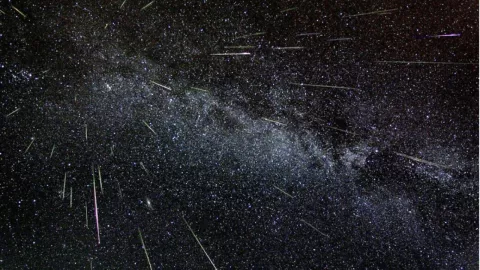 Cuándo y a qué hora es la lluvia de meteoros Táuridas 2025