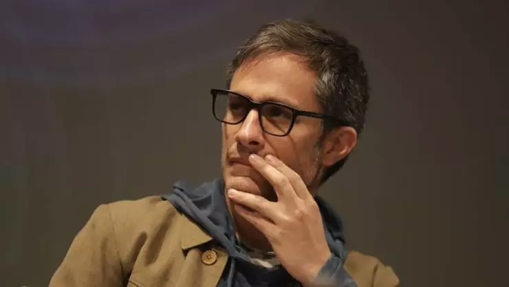 Gael García Bernal fue captado como Cassandro, su nuevo personaje en su regresó a los sets.