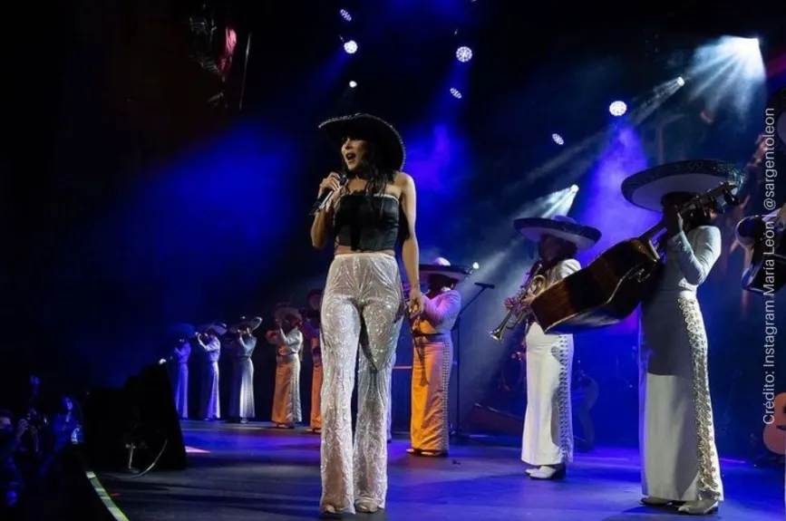 Maria León Con Mariachi.jpg