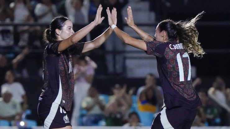 Scarlett Camberos y Christina Burkenroad festejan gol de México.jpg
