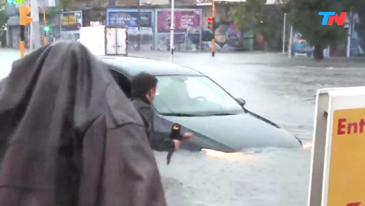 periodista-rescate-en-vivo-abuelito-atrapado-auto-inundaciones-argentina-video