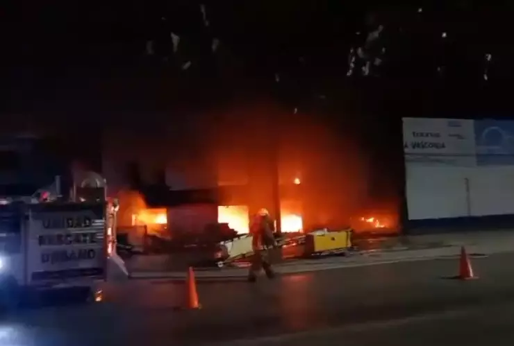 Incendio en edificio de la avenida López Portillo en Cancún genera movilización de los bomberos.jpg