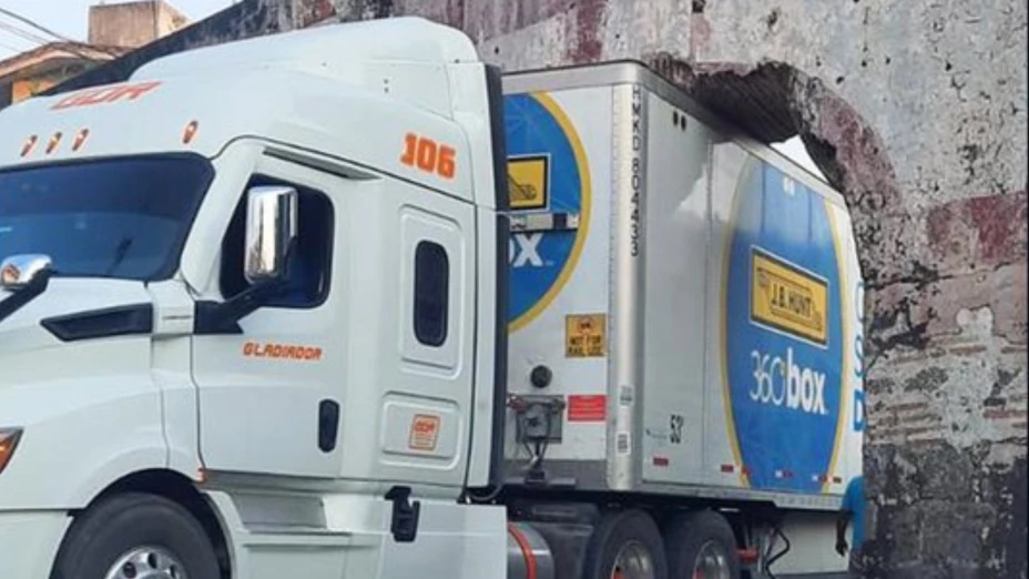 Tráiler se queda atorado en los arcos de San Carlos, en Yautepec.