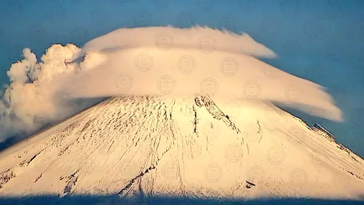 Popocatépetl.jpgVIDEO: El Popocatépetl amaneció cubierto de nieve y con nubes lenticulares 
