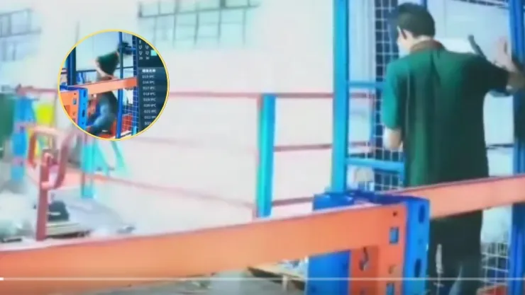 Joven cae de un elevador al estar distraído con su celular en China