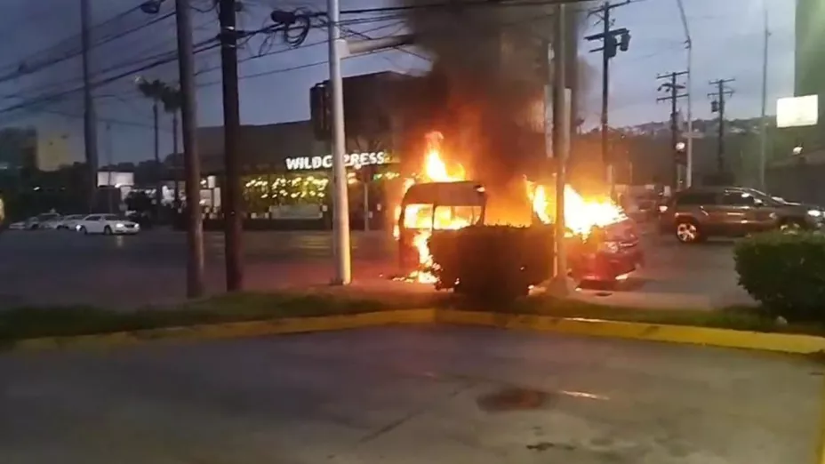 Transporte público incendiado en Tijuana