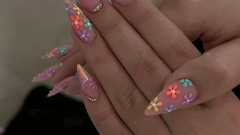Así se lleva la manicura acrílica almendrada en 2026: variedades elegantes, pero sencillas