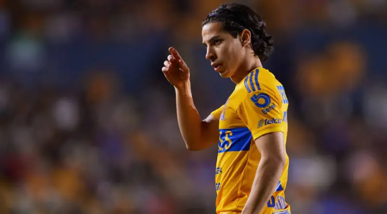 Diego Lainez con la camiseta de los Tigres