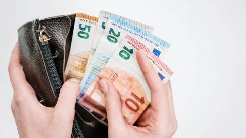 Hombre se disfraza de su madre muerta para cobrar su pensión.png