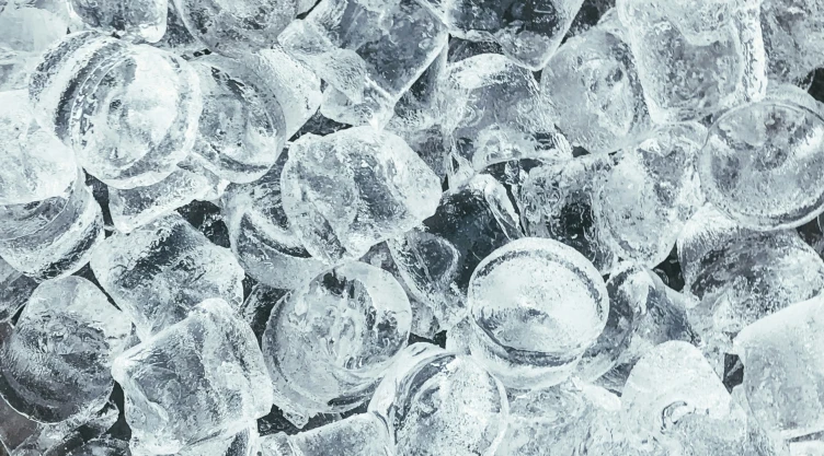 Cómo hacer hielos en casa sin un refrigerador.jpg