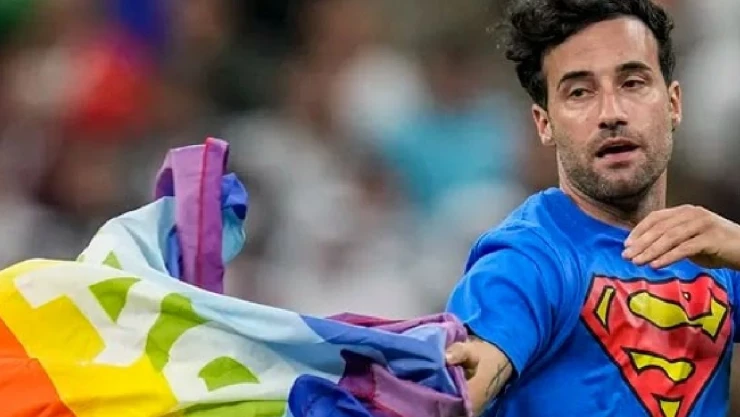 Hombre ingresado al campo de fútbol