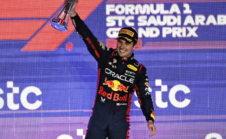 Checo Pérez alza el trofeo del Gran Premio de Arabia Saudita
