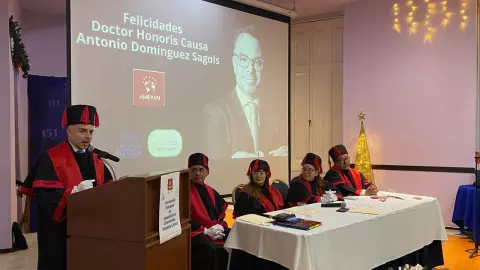 El director general de Fundación Azteca dando un discurso al obtener el doctorado honoris causa