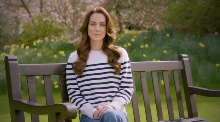 La princesas de Gales, Kate Middleton sentada en una banca del patio de su casa