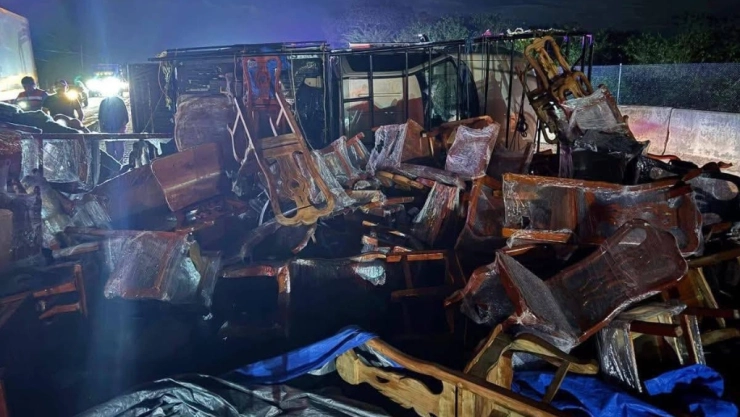 Llevaba muebles de madera y terminó VOLCANDO sobre la carretera; hay 4 heridos