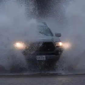 Carretera anegada tras intensas lluvias en San Antonio.