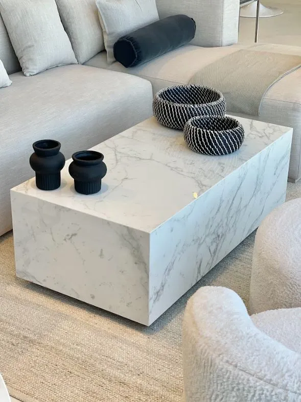 4 ideas para reemplazar la mesa de centro de tu sala por opciones más modernas y elegantes