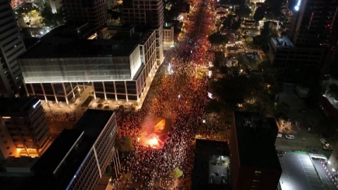Miles de israelíes protestaron en Tel Aviv por la crisis judicial, en vísperas del Día de la Independencia.