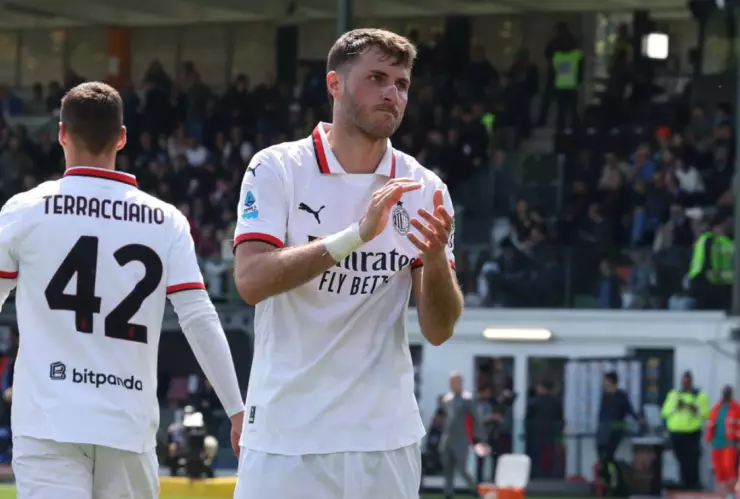 Santiago Gimenez ante el Verona