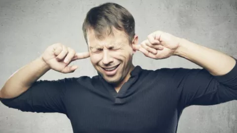 Algunas personas les molesta tanto escuchar el ruido que hacen otras al comer, beber o respirar, hasta el punto de llevarlas a un estado de desesperación.