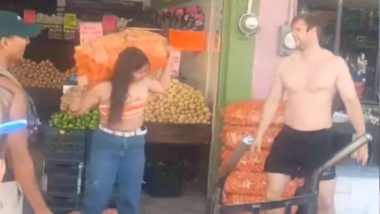 ¡La más fuerte del Mercado! Mujer se vuelve tendencia por cargar costales de frutas en el Felipe Ángeles