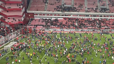 Brutal pelea entre hinchas de Independiente y Universidad de Chile.