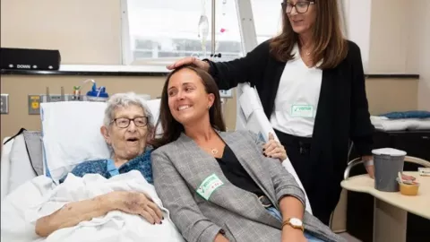 pareja-pasa-últimos-momentos-tomados-de-la-mano-69-años-de-matrimonio-hija