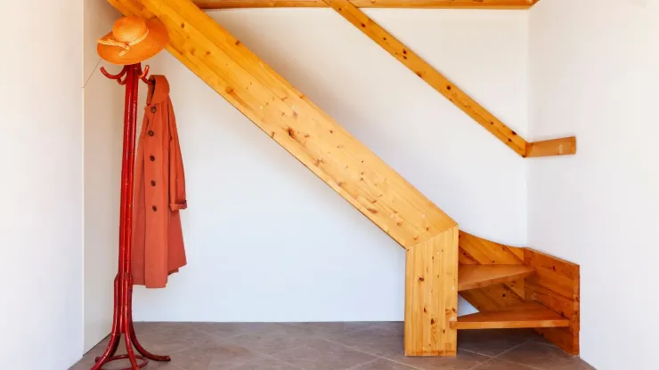 Escalera de madera rústica