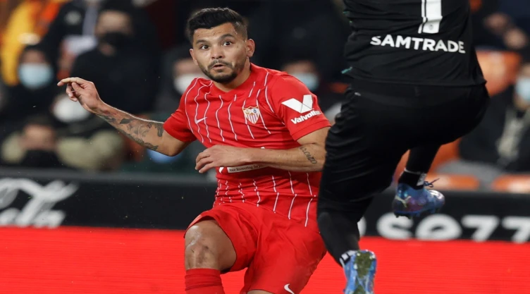 Tecatito Corno ante Valencia