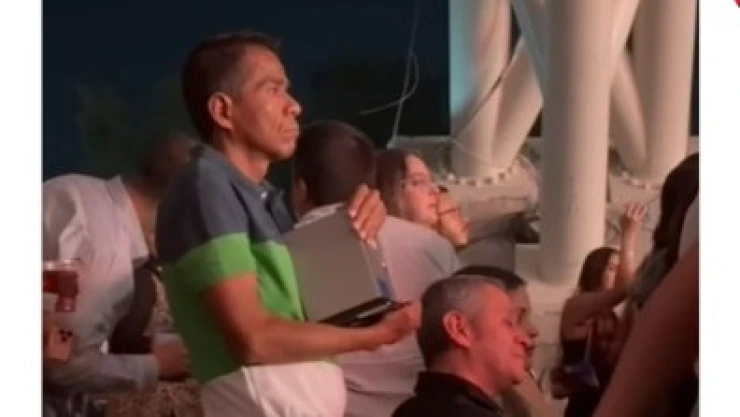 Hombre sostiene urna de cenizas en concierto de Ana Gabriel