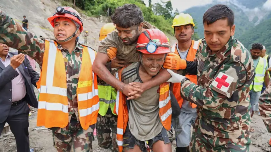 Rescate de un trabajador de un túnel 9 días después de inundaciones en Nepal.