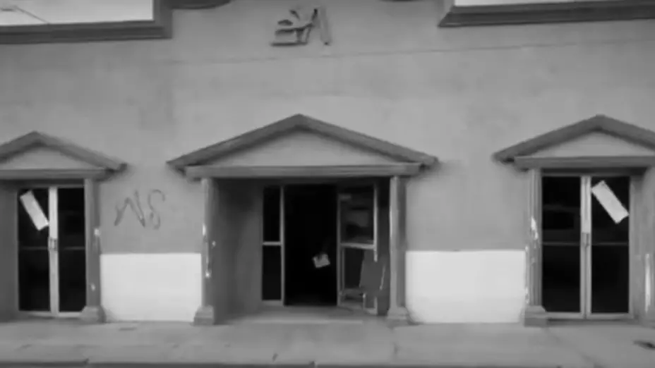 Localizan cuerpo en descomposición en carroza ubicada en bodega ligada a funeraria Del Carmen. En la imagen se muestra la funerarioa tras ser investigada por agentes de la Fiscalía del Estado de Chihuhuahua, en Ciudad Juárez.