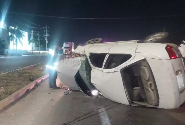 Conductor vuelca su auto sobre la Mérida-Cancún y deja múltiples daños.