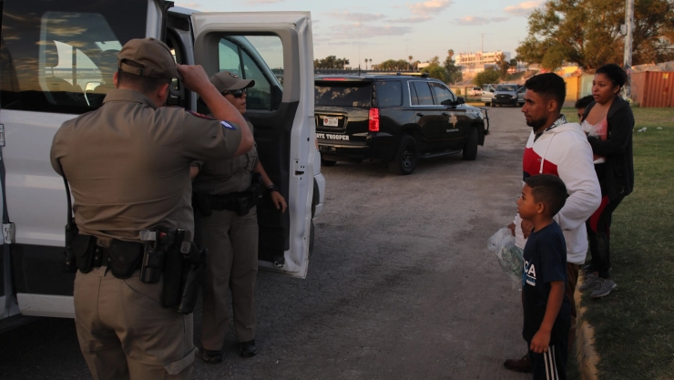 Un grupo de agentes registra un vehículo en la frontera de Texas
