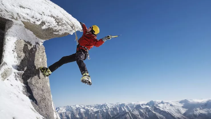 Muere influencer al caer de una montaña con nieve
