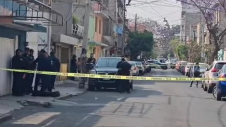 Policías acordonan autolavado en Iztapalapa para investigar asesinato