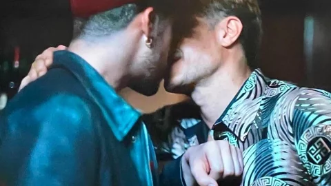 Cassandro Escena de beso entre Gael García y Bad Bunny