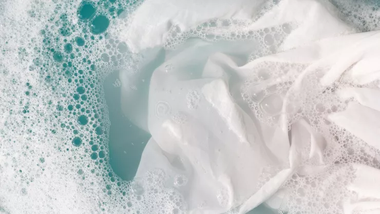 ¿Por qué lavar tu ropa con jugo de limón y agua oxigenada? Sigue los pasos