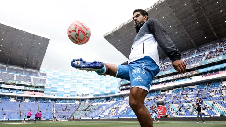 El jugador Diego de Buen calienta previo al partido