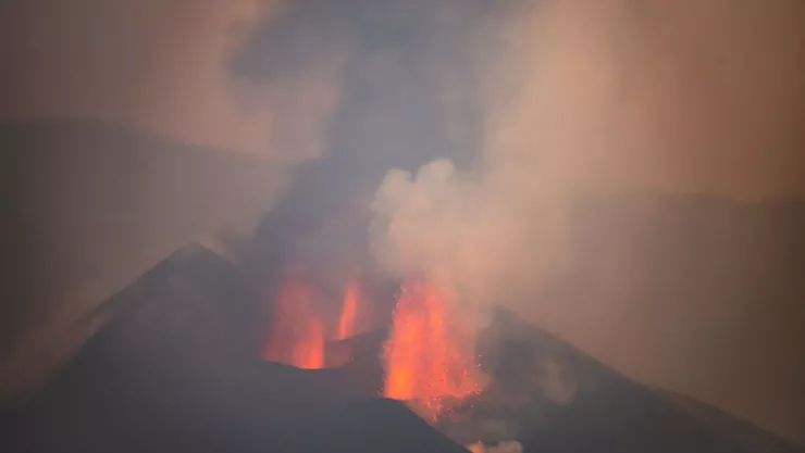 volcán haciendo erupción