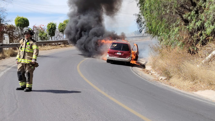 Auto se quema en Guanajuato capital