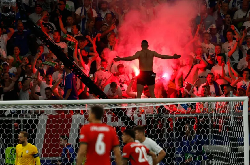 Los aficionados de Portugal prenden bengalas durante el partido ante Eslovenia.jpg