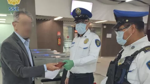 elementos adscritos a la Policía Auxiliar le entregan cartera a dueño