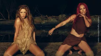 Shakira selfie (3).jpg