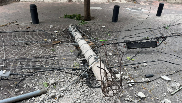 Cae poste en Las Rosas Querétaro 12 de mayo