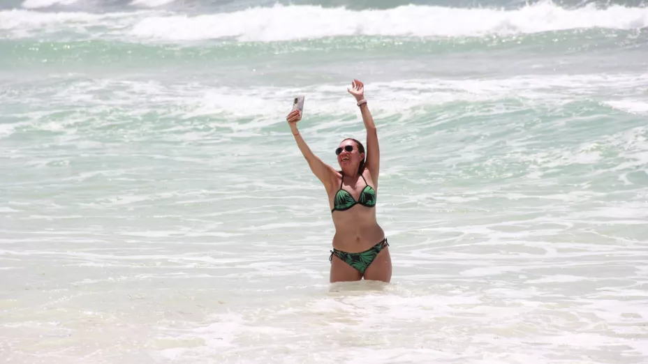 Premian a Cancún en el World Travel Awards 2023, turistas disfrutan de las playas