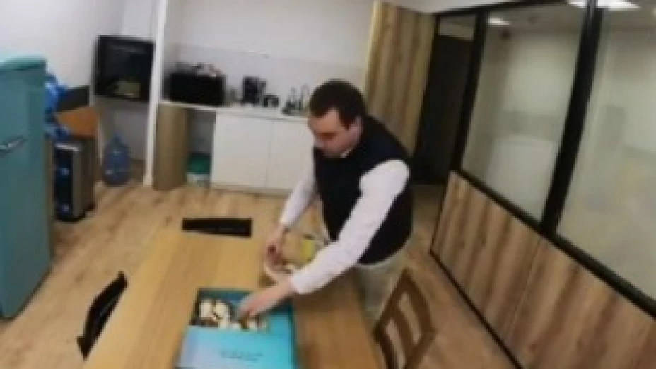 Trabajador se roba los postres de la oficina